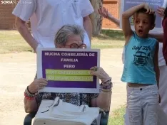 Una imagen de la concentración hoy en la residencia de Los Royales. /SN