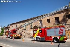 Los bomberos de Soria acuden a un aviso de desprendimientos en una fachada. /SN
