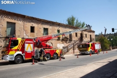 Los bomberos de Soria acuden a un aviso de desprendimientos en una fachada. /SN