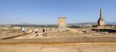 Foto 6 - El Yacimiento de Numancia estrena un nuevo tramo de pasarela a la espera de un impulso real y un relevo en la investigaci&oacute;n