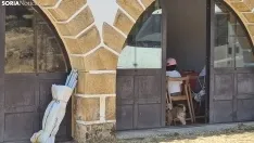Los vecinos de La Barriada disfrutan de una comida en la Casa de Autoridades. /SN