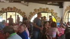 Los vecinos de La Barriada disfrutan de una comida en la Casa de Autoridades. /SN