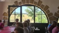 Los vecinos de La Barriada disfrutan de una comida en la Casa de Autoridades. /SN