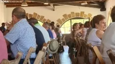 Los vecinos de La Barriada disfrutan de una comida en la Casa de Autoridades. /SN