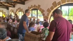 Los vecinos de La Barriada disfrutan de una comida en la Casa de Autoridades. /SN