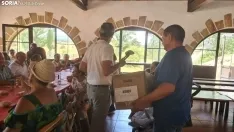 Los vecinos de La Barriada disfrutan de una comida en la Casa de Autoridades. /SN