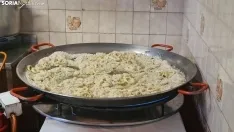 Los vecinos de La Barriada disfrutan de una comida en la Casa de Autoridades. /SN