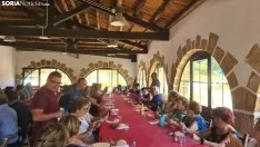 Los vecinos de La Barriada disfrutan de una comida en la Casa de Autoridades. /SN