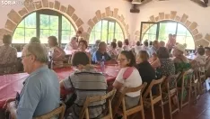 Los vecinos de La Barriada disfrutan de una comida en la Casa de Autoridades. /SN