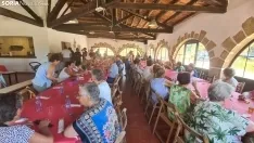 Los vecinos de La Barriada disfrutan de una comida en la Casa de Autoridades. /SN