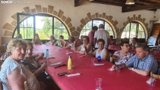 Los vecinos de La Barriada disfrutan de una comida en la Casa de Autoridades. /SN