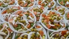 Los vecinos de La Barriada disfrutan de una comida en la Casa de Autoridades. /SN