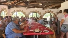 Los vecinos de La Barriada disfrutan de una comida en la Casa de Autoridades. /SN