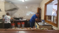 Los vecinos de La Barriada disfrutan de una comida en la Casa de Autoridades. /SN