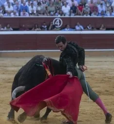 Foto 5 - Tellez sale por la puerta grande, y Morante recibe una oreja que le exig&iacute;a el p&uacute;blico