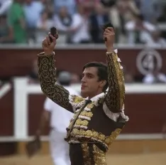 Foto 3 - Tellez sale por la puerta grande, y Morante recibe una oreja que le exig&iacute;a el p&uacute;blico