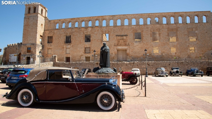 37 coches antiguos ponen fin a su aventura soriana en Berlanga de Duero