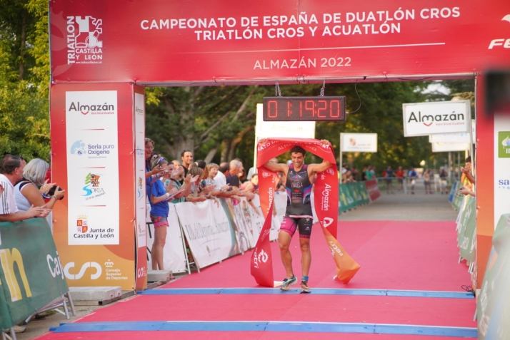 Laura Gómez y Kevin Tarek Viñuela, campeones de España de Triatlón Cros 2022 en Almazán 