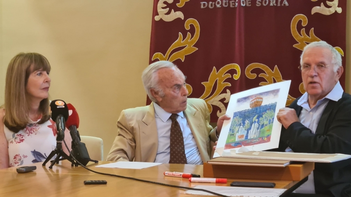 El artista israelí Avner Moriah hace entrega al Duque de Soria de su interpretación ilustrada del Pentateuco