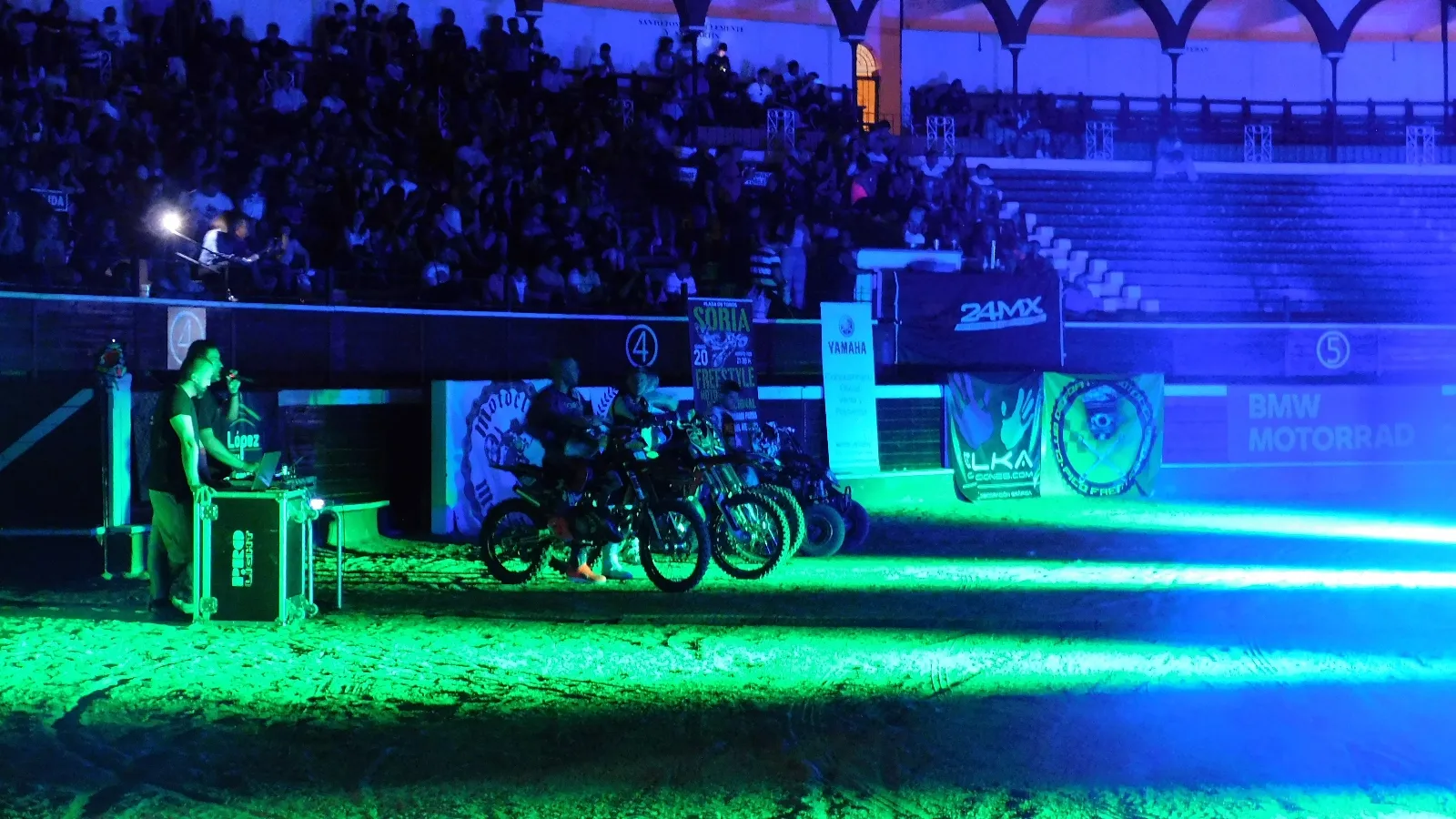 Foto 2 - En video: Las motos invaden el cielo soriano en el Freestyle Motocross Internacional