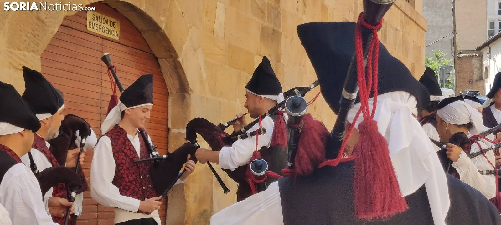 Foto 11 - V&iacute;deo: La m&uacute;sica gallega toma el centro de Soria