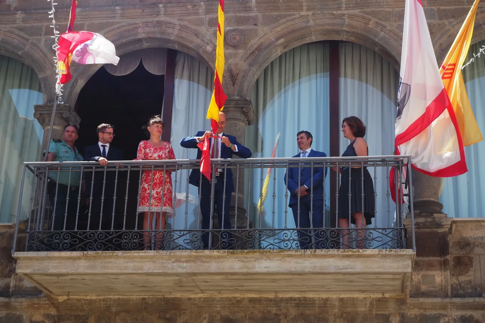 El alcalde anuda el pañuelillo en el balcón de la casa consistorial. /AA
