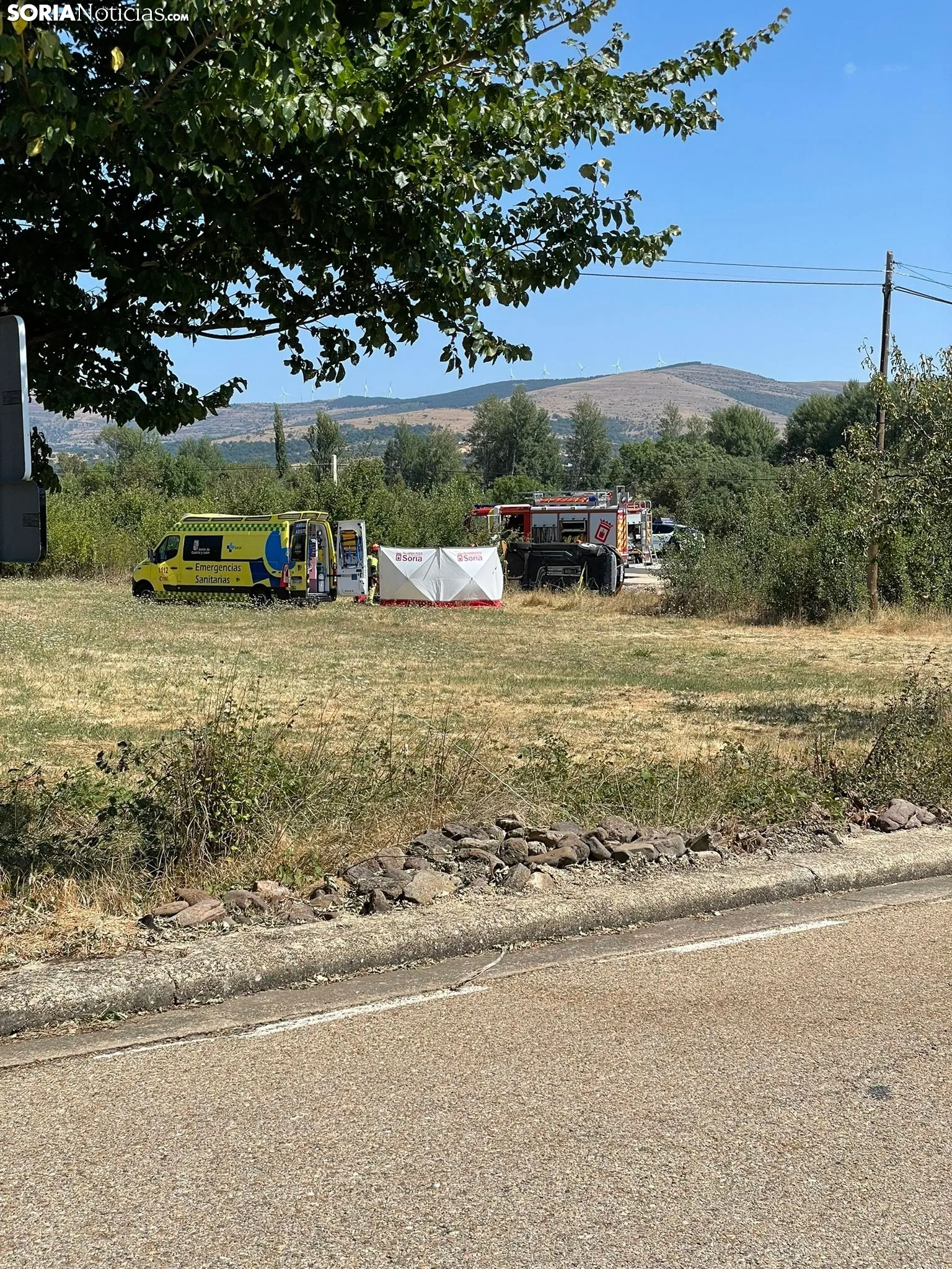 Foto 2 - Un accidente de coche deja atrapadas y heridas a tres personas en Almarza 