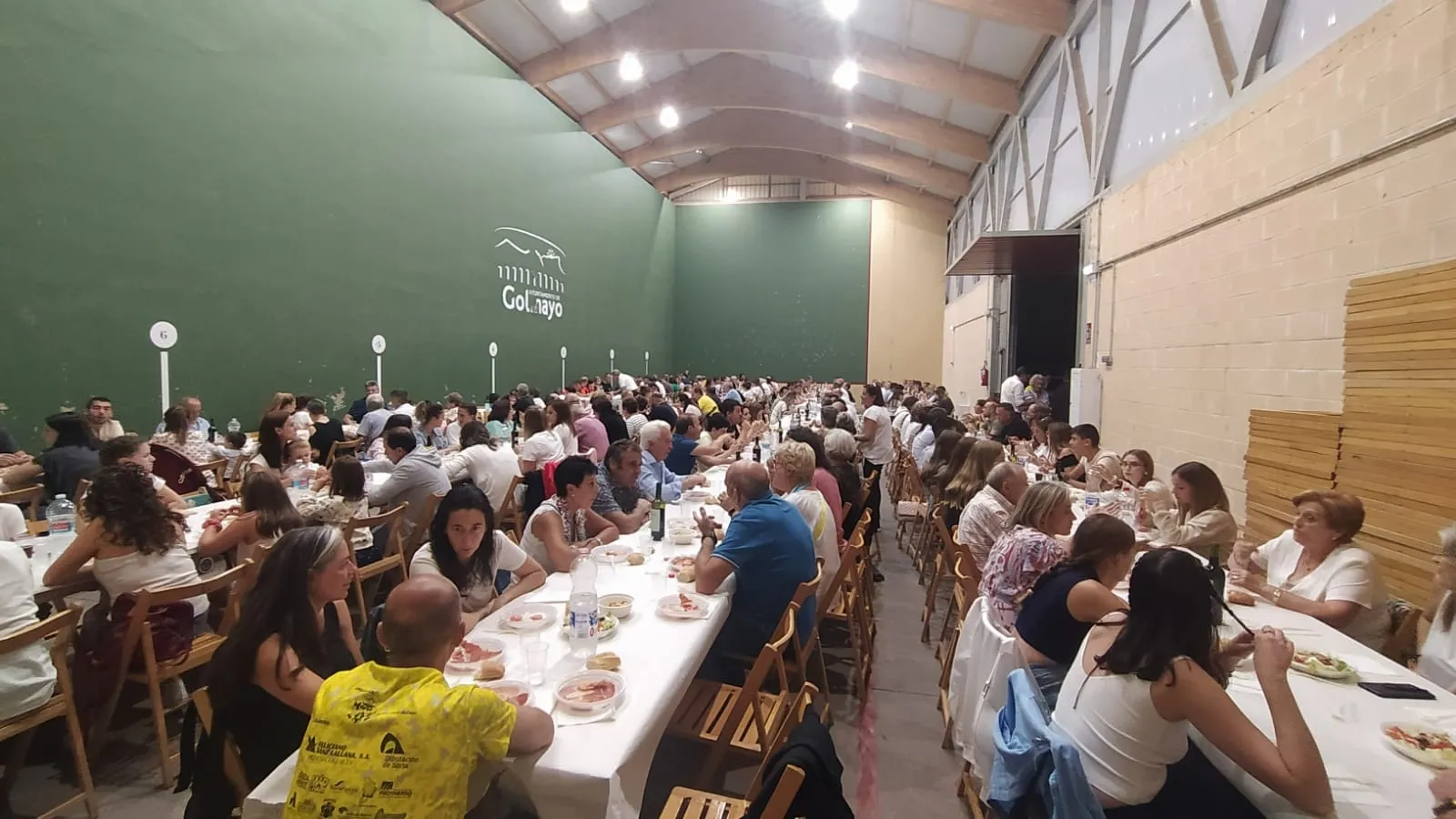 Cena popular y subasta de roscas en las fiestas de Golmayo.