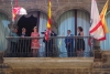 El alcalde anuda el pañuelillo en el balcón de la casa consistorial. /AA