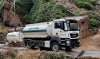 Un vehículo cisterna de la Diputación suministrando agua en La Alameda. /Dip.