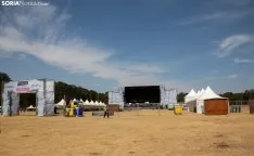 Últimos preparativos para la organización del Covaleda Fest./ María Ferrer.