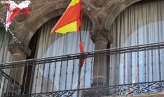 El peañuelo rojo, anudado en el balcón del ayuntamiento. /SN