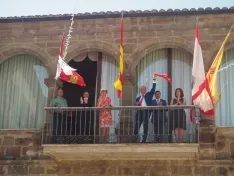Miembros de la corporación y el alcalde enarbolando el pañuelillo rojo. /AA