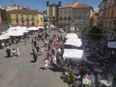 Vecinos en la plaza Mayor hoy, en la pedida. /AA