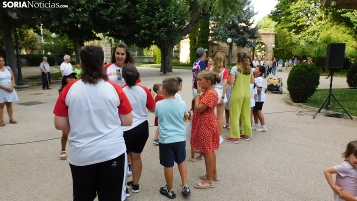 Medio centenar de ni&ntilde;os disfrutan de la Gymkana que cierra las 'Noches Callejeras'