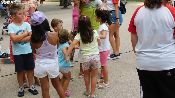 Medio centenar de ni&ntilde;os disfrutan de la Gymkana que cierra las 'Noches Callejeras'