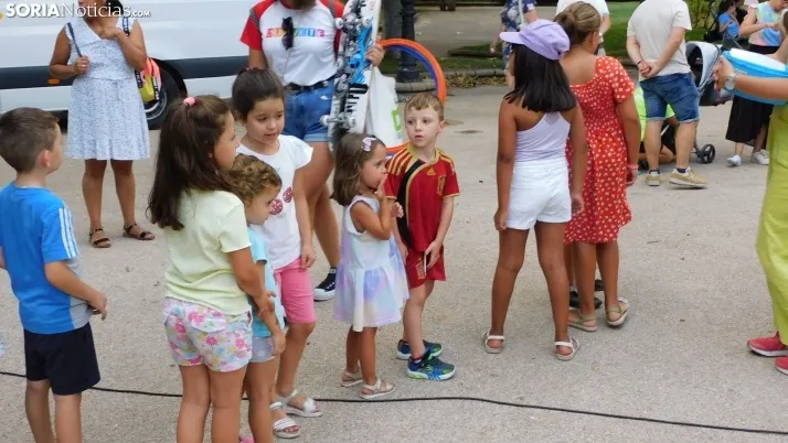 Medio centenar de ni&ntilde;os disfrutan de la Gymkana que cierra las 'Noches Callejeras'