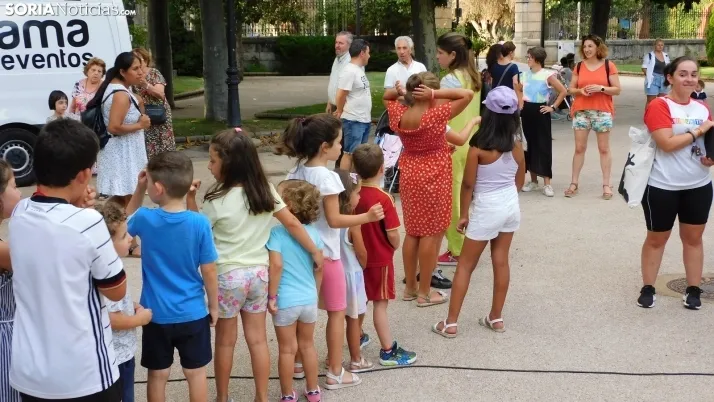 Medio centenar de ni&ntilde;os disfrutan de la Gymkana que cierra las 'Noches Callejeras'