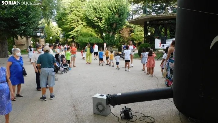 Medio centenar de ni&ntilde;os disfrutan de la Gymkana que cierra las 'Noches Callejeras'