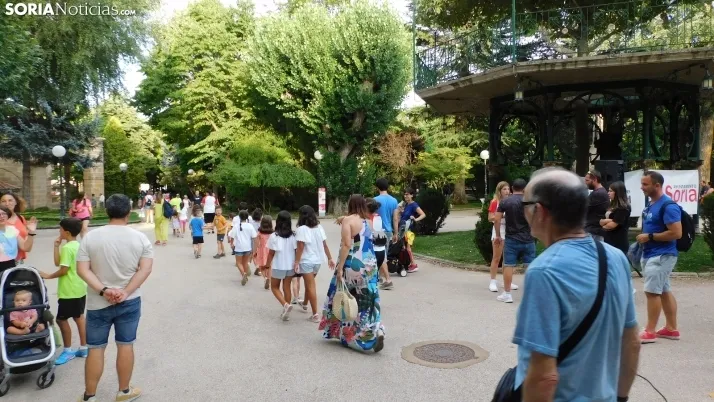 Medio centenar de ni&ntilde;os disfrutan de la Gymkana que cierra las 'Noches Callejeras'