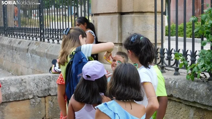 Medio centenar de ni&ntilde;os disfrutan de la Gymkana que cierra las 'Noches Callejeras'