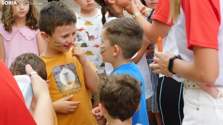 Medio centenar de ni&ntilde;os disfrutan de la Gymkana que cierra las 'Noches Callejeras'