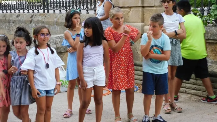Medio centenar de ni&ntilde;os disfrutan de la Gymkana que cierra las 'Noches Callejeras'
