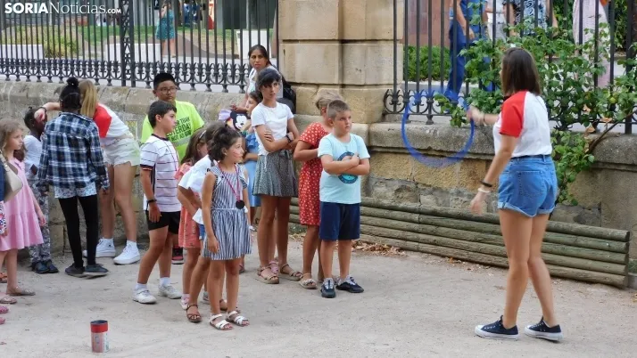 Medio centenar de ni&ntilde;os disfrutan de la Gymkana que cierra las 'Noches Callejeras'