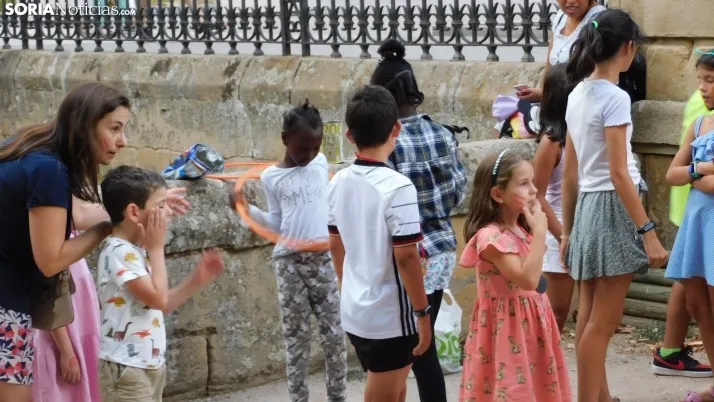 Medio centenar de ni&ntilde;os disfrutan de la Gymkana que cierra las 'Noches Callejeras'