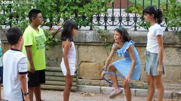 Medio centenar de ni&ntilde;os disfrutan de la Gymkana que cierra las 'Noches Callejeras'