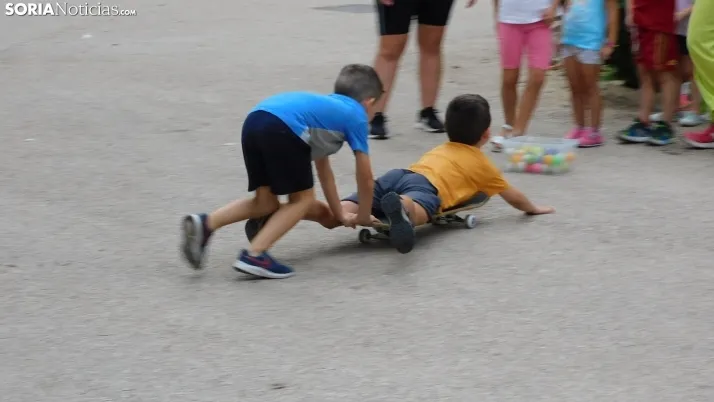 Medio centenar de ni&ntilde;os disfrutan de la Gymkana que cierra las 'Noches Callejeras'