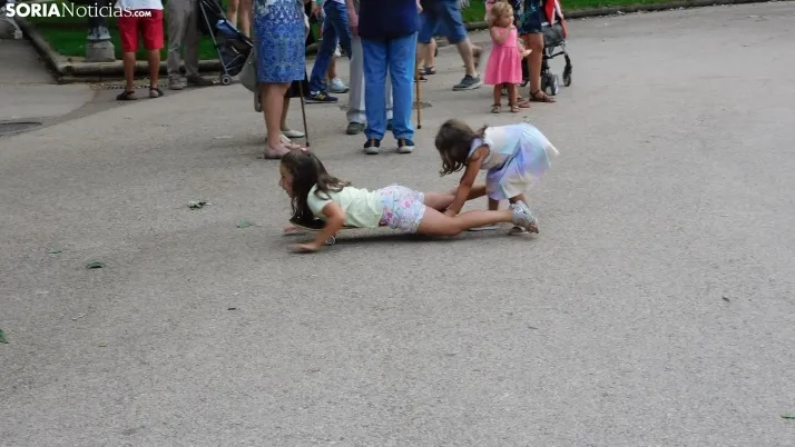 Medio centenar de ni&ntilde;os disfrutan de la Gymkana que cierra las 'Noches Callejeras'