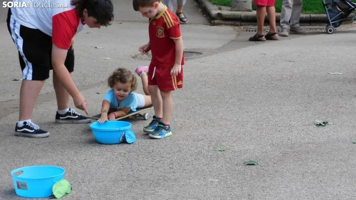 Medio centenar de ni&ntilde;os disfrutan de la Gymkana que cierra las 'Noches Callejeras'