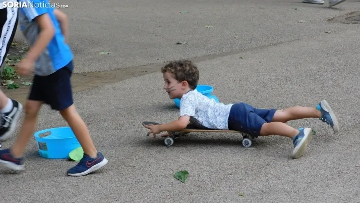 Medio centenar de ni&ntilde;os disfrutan de la Gymkana que cierra las 'Noches Callejeras'